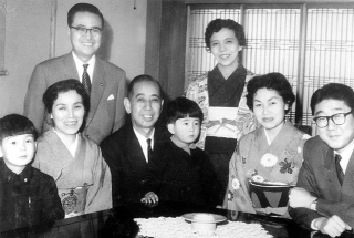 Prime Minister Kishi Nobusuke with his family and grandson Abe Shinzō.